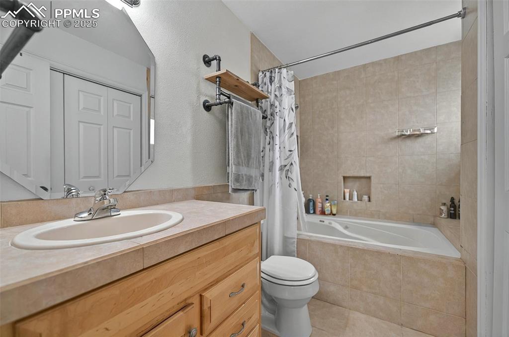 Image 14 of 22: Bathroom