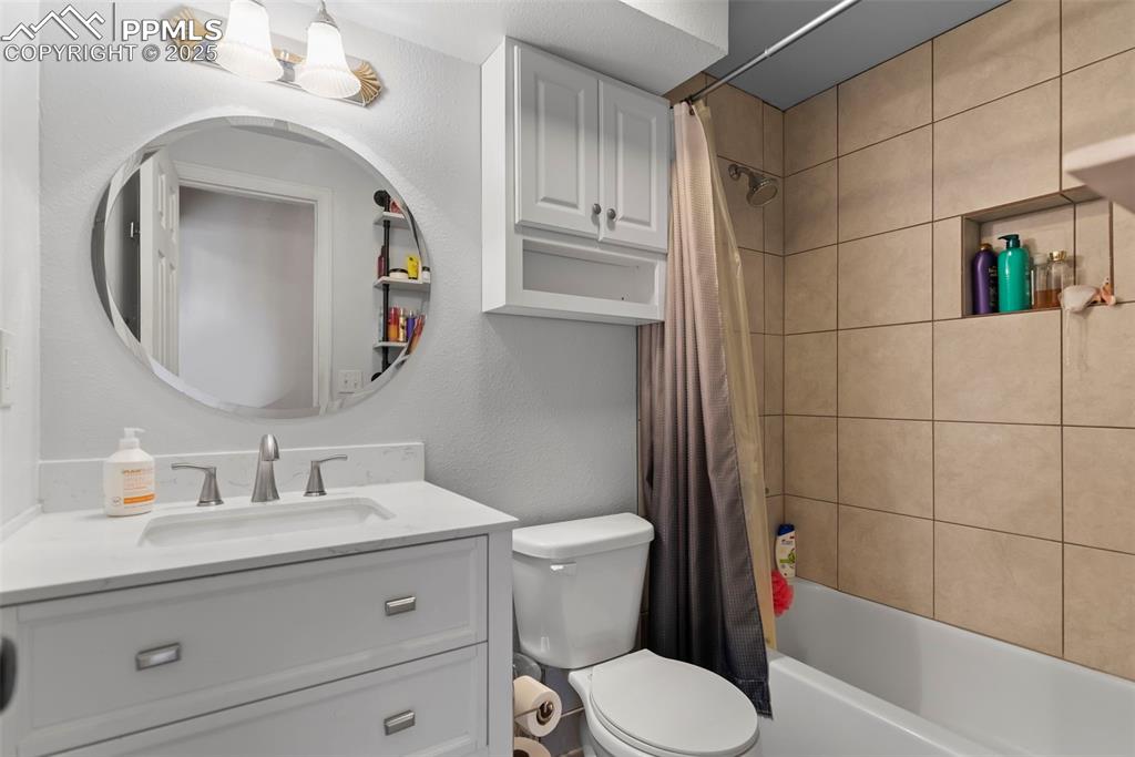 Image 19 of 22: Bathroom