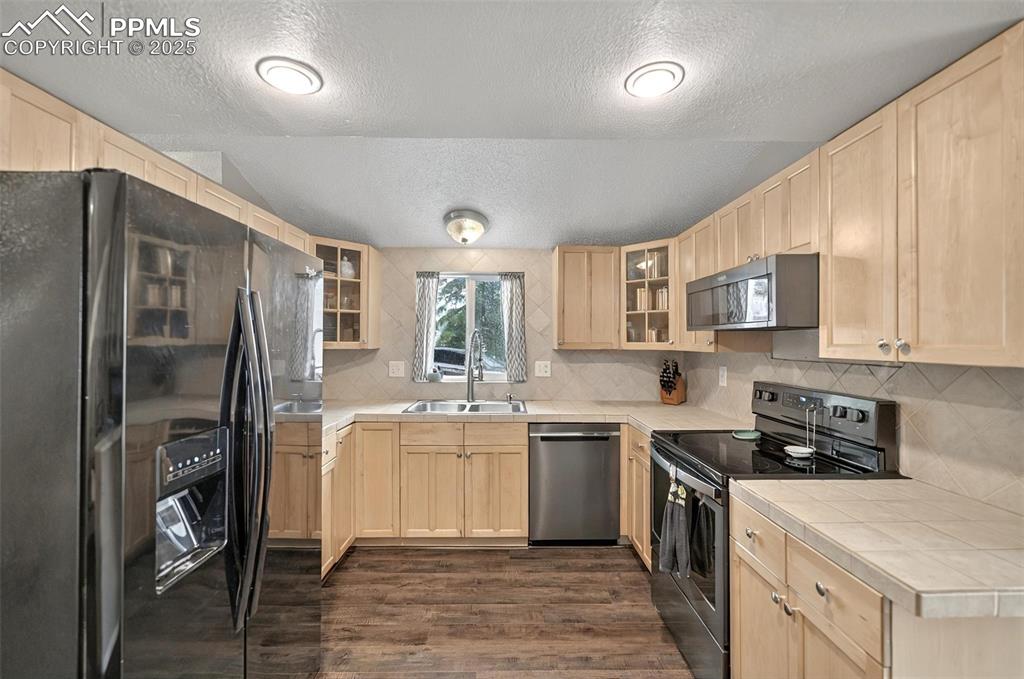 Image 5 of 22: Kitchen