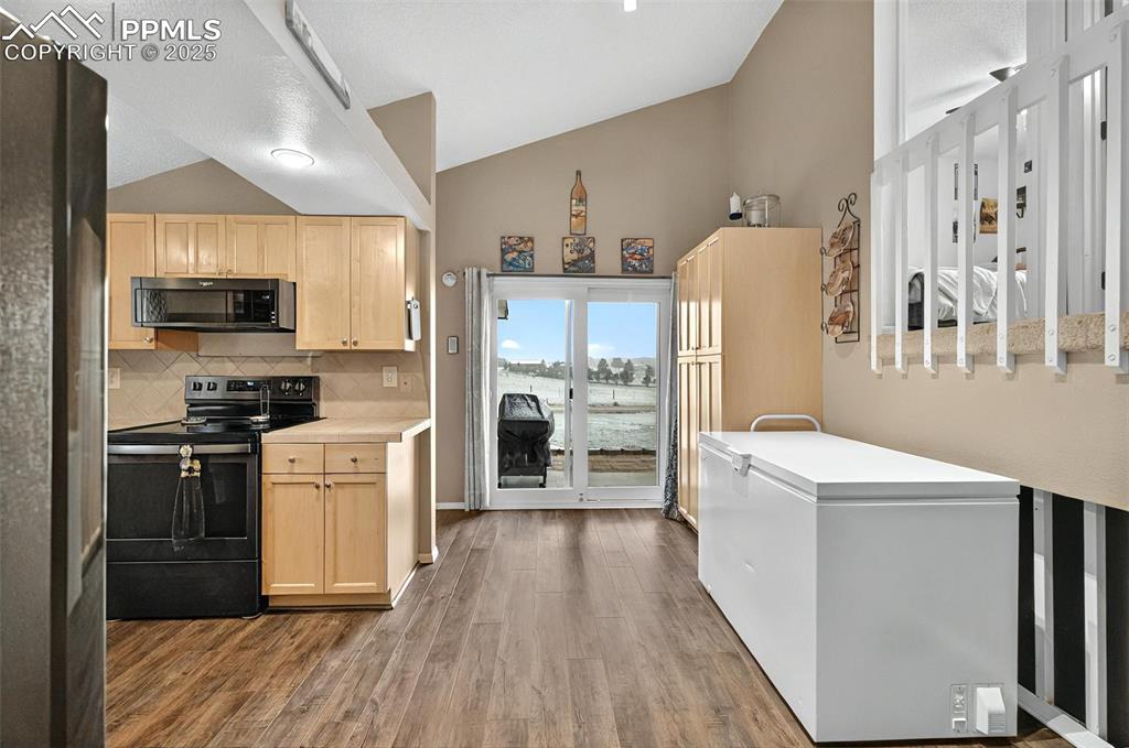 Image 7 of 22: Kitchen