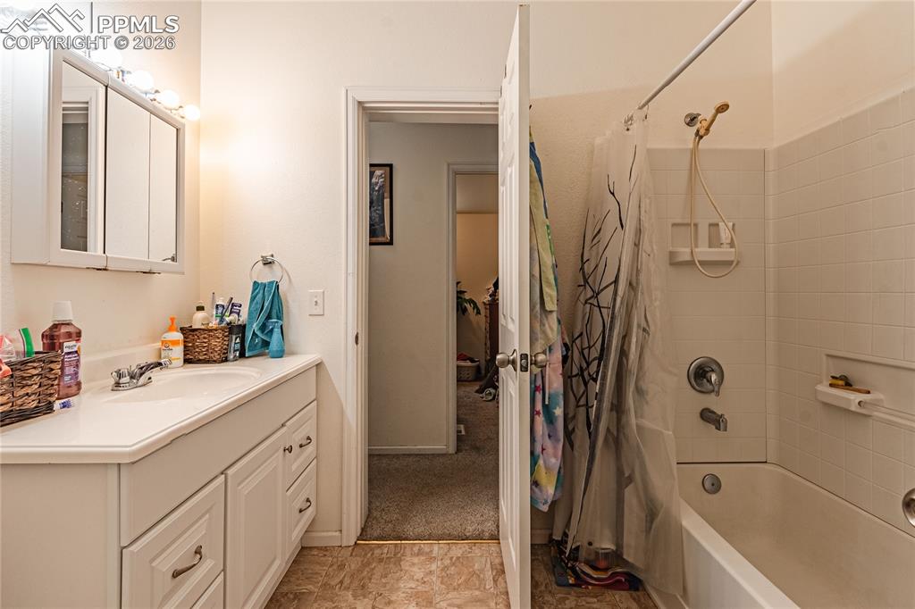 Image 12 of 35: Bathroom