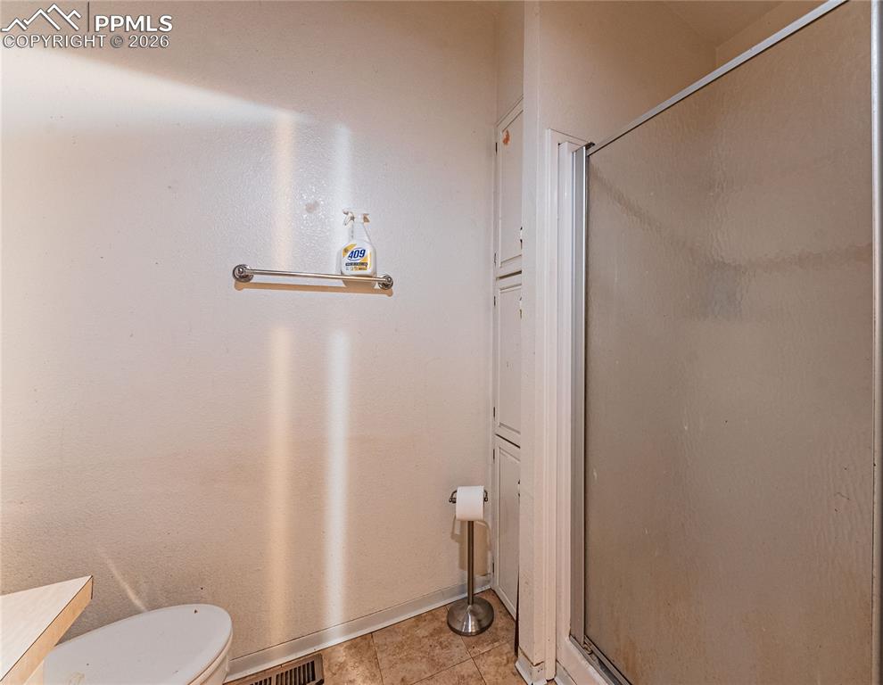 Image 17 of 35: Bathroom