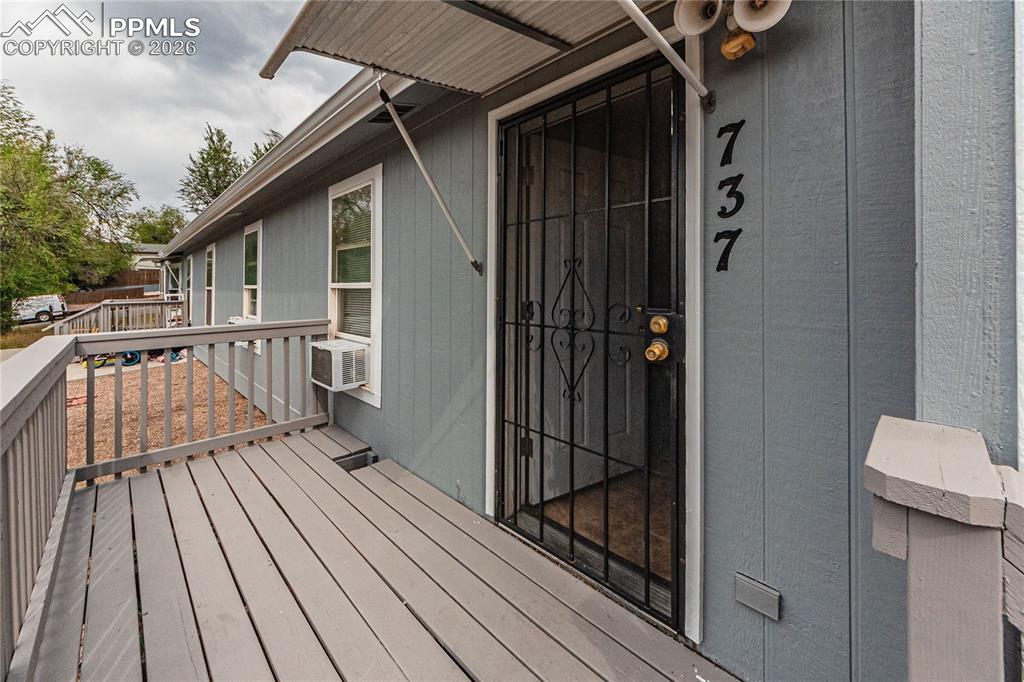 Image 19 of 35: Deck