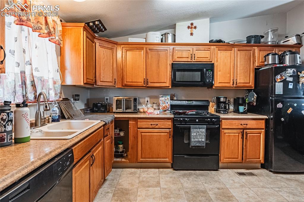 Image 21 of 35: Kitchen