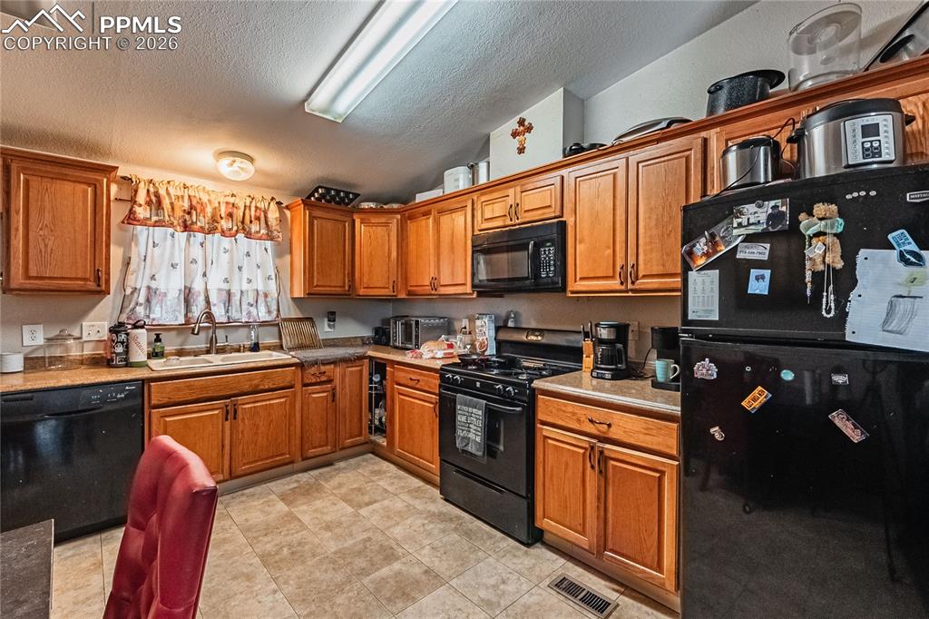 Image 22 of 35: Kitchen