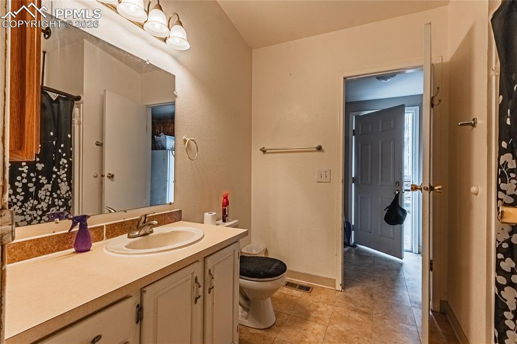 Image 27 of 35: Bathroom