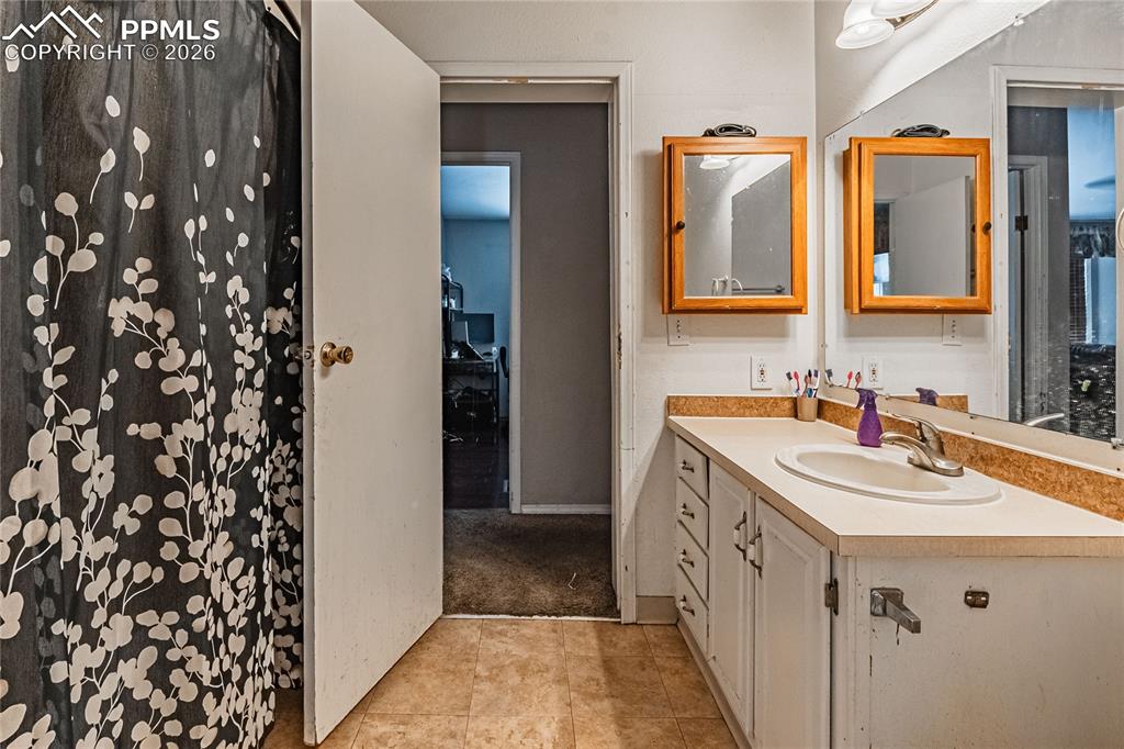 Image 29 of 35: Bathroom