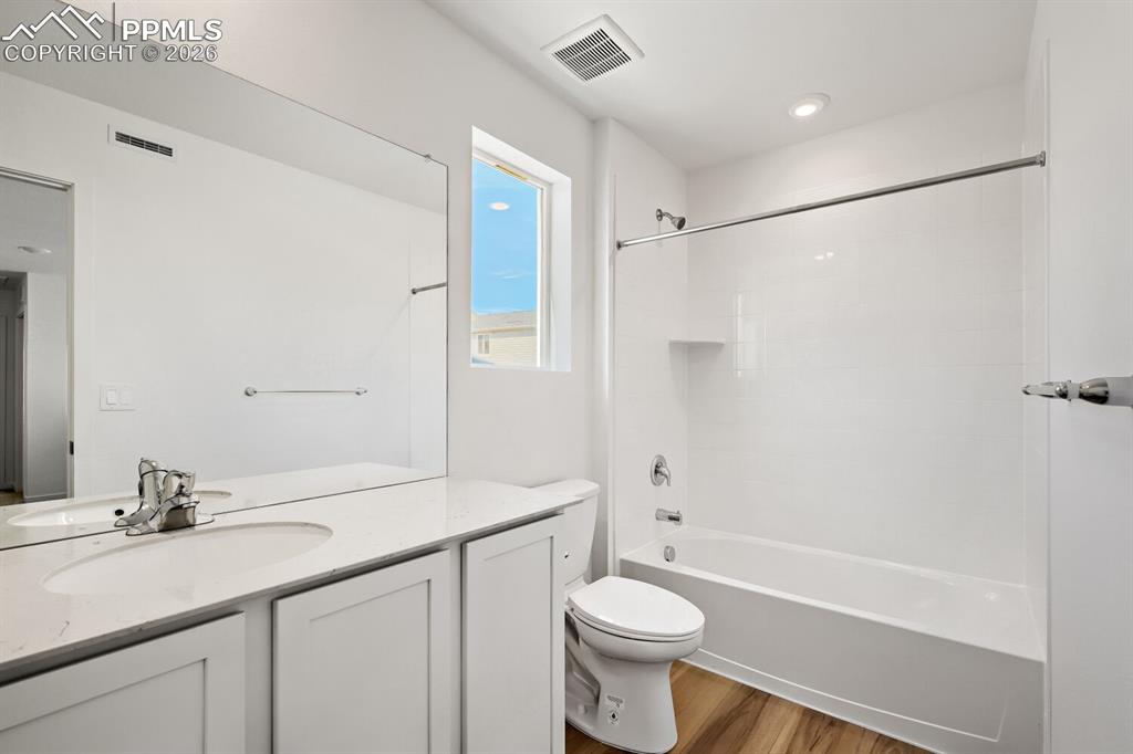 Image 11 of 11: Bathroom