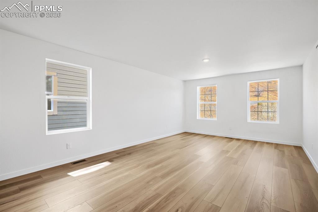 Image 3 of 11: Living Room