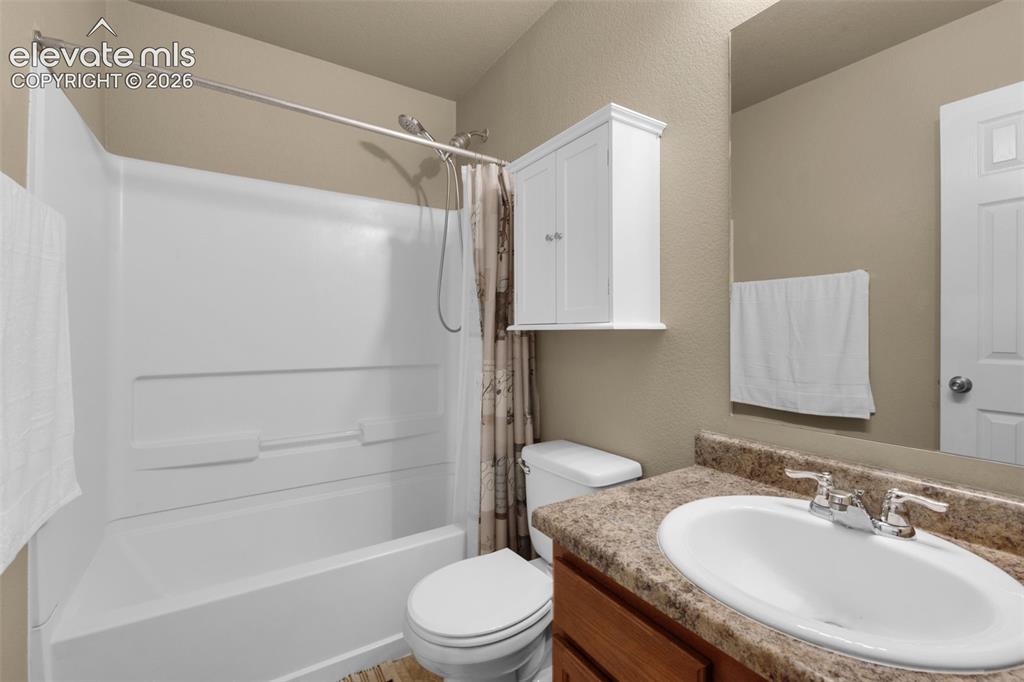 Image 20 of 28: Bathroom