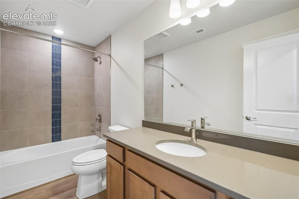 Image 19 of 48: Bathroom