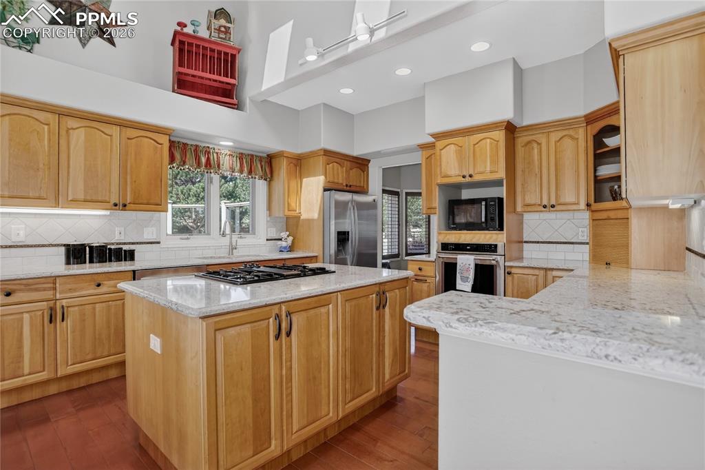 Image 15 of 46: Kitchen