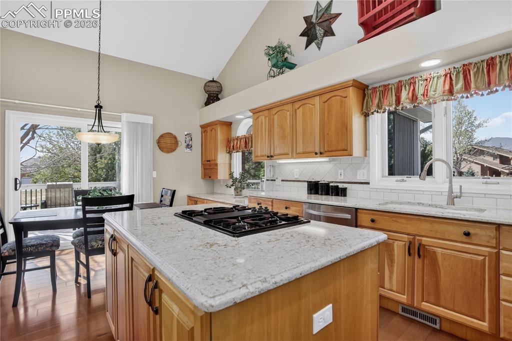 Image 16 of 46: Kitchen