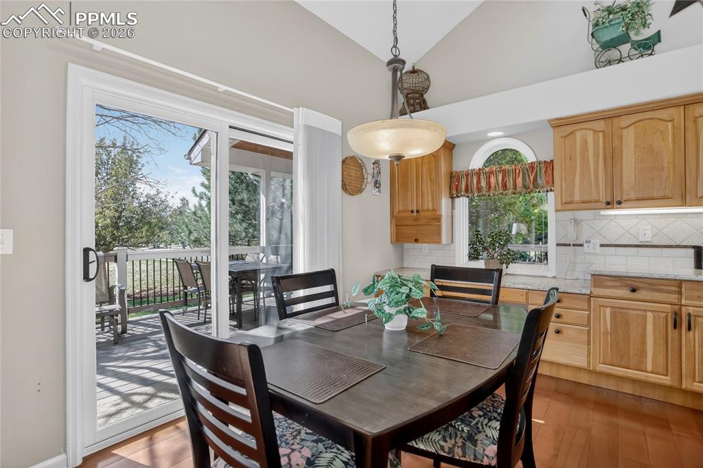 Image 17 of 46: Breakfast Area