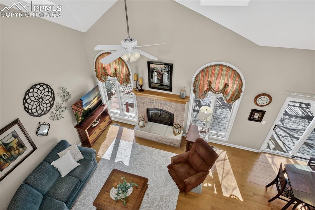 Image 21 of 46: Living Room