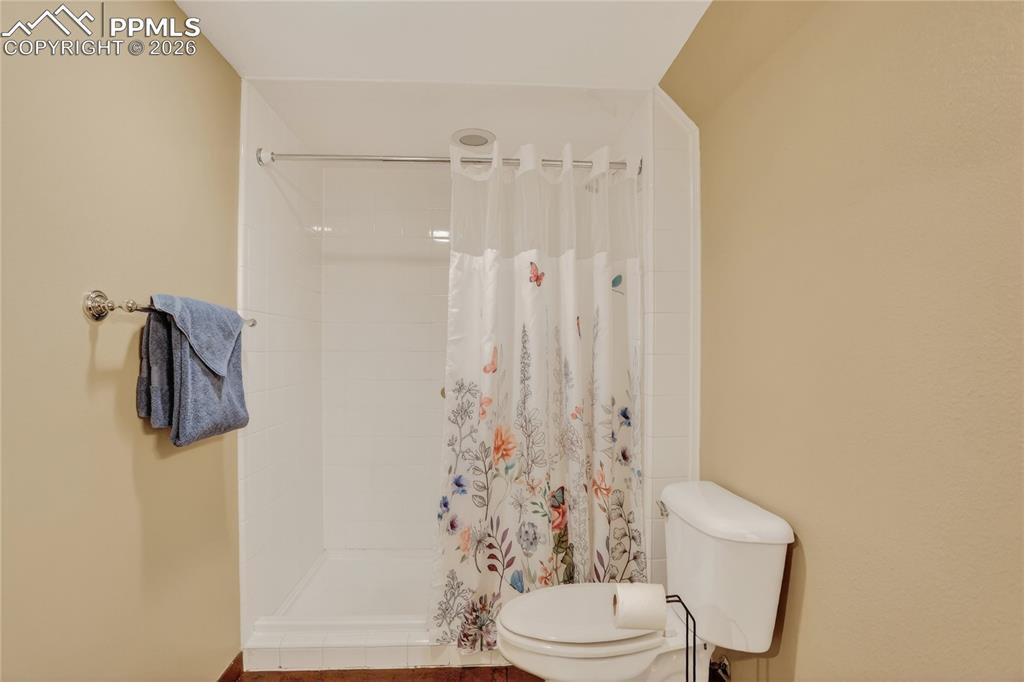 Image 37 of 46: Bathroom