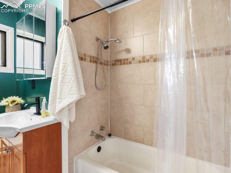 Image 12 of 28: Bathroom