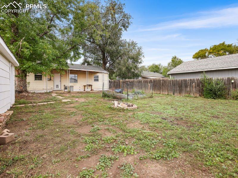 Image 21 of 28: Yard