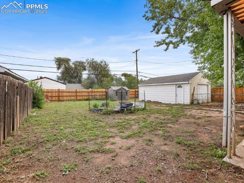 Image 23 of 28: Yard