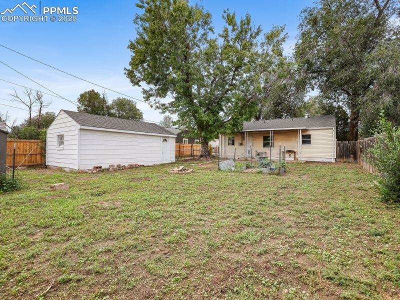 Image 24 of 28: Yard