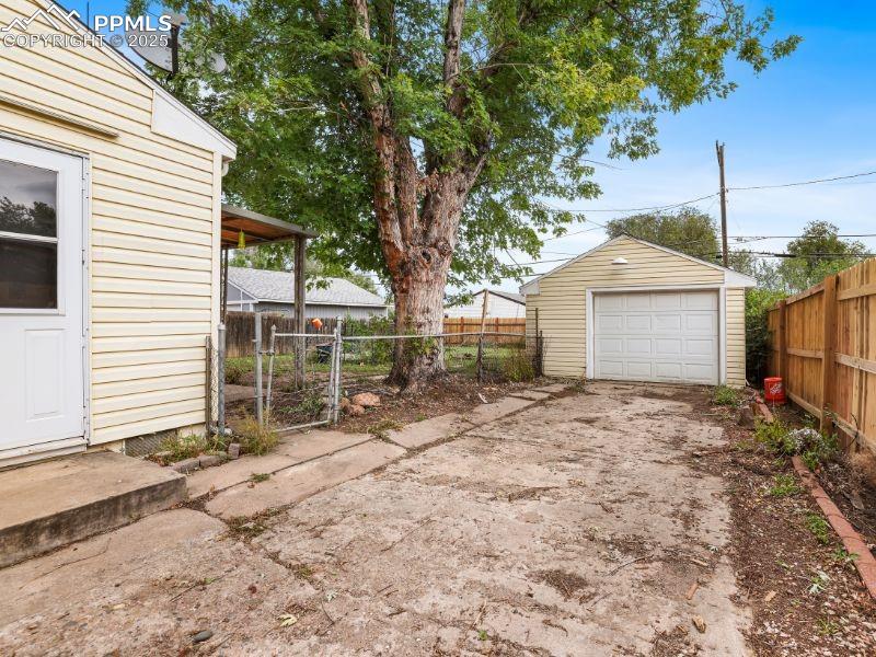 Image 26 of 28: Garage