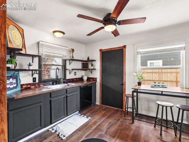 Image 7 of 28: Kitchen