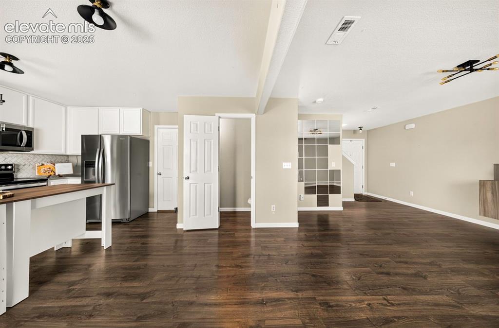 Image 9 of 36: Main floor living