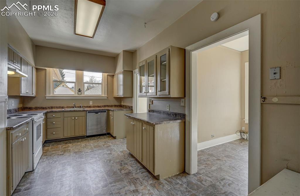 Image 14 of 50: Kitchen