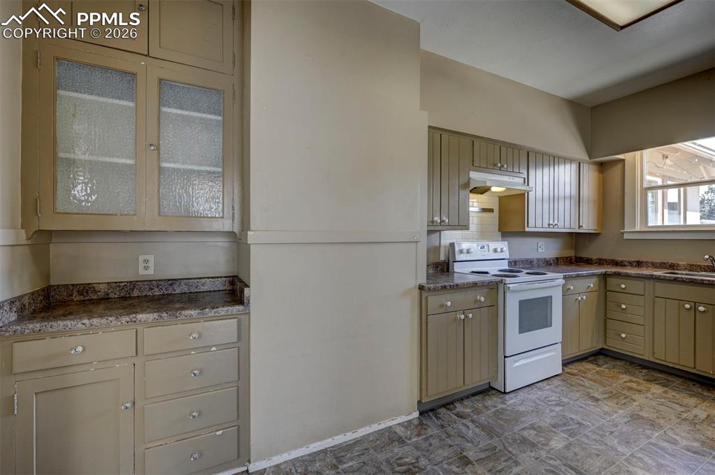 Image 15 of 50: Kitchen