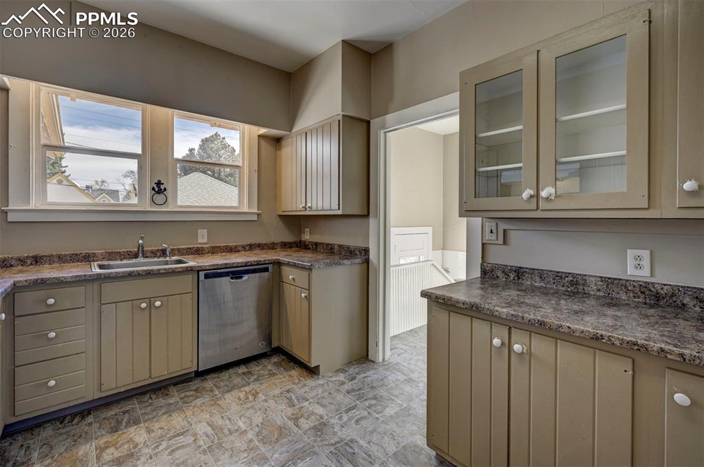 Image 16 of 50: Kitchen