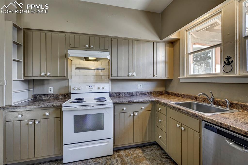 Image 17 of 50: Kitchen