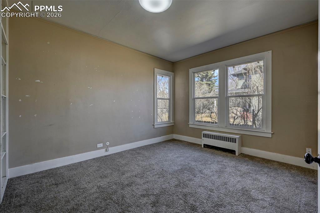 Image 21 of 50: secondary bedroom