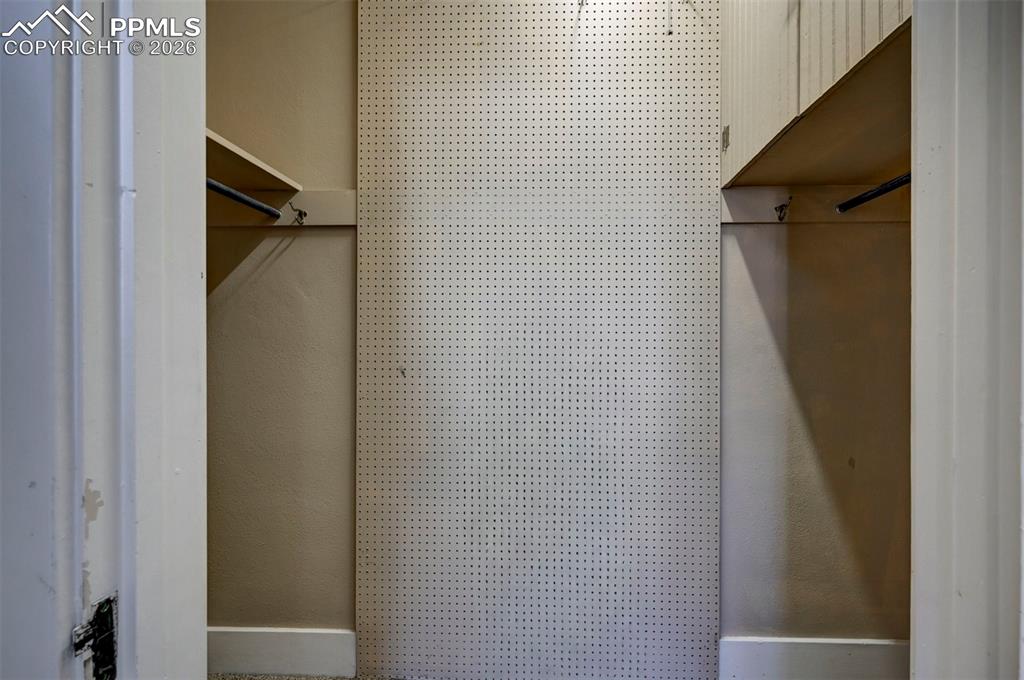 Image 23 of 50: Closet