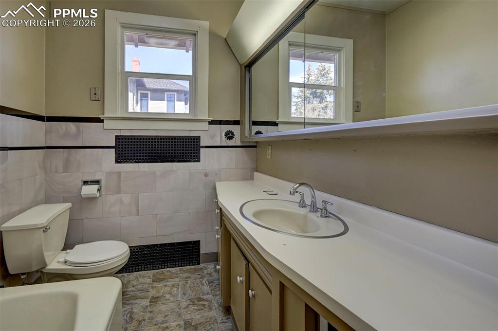 Image 24 of 50: main bath