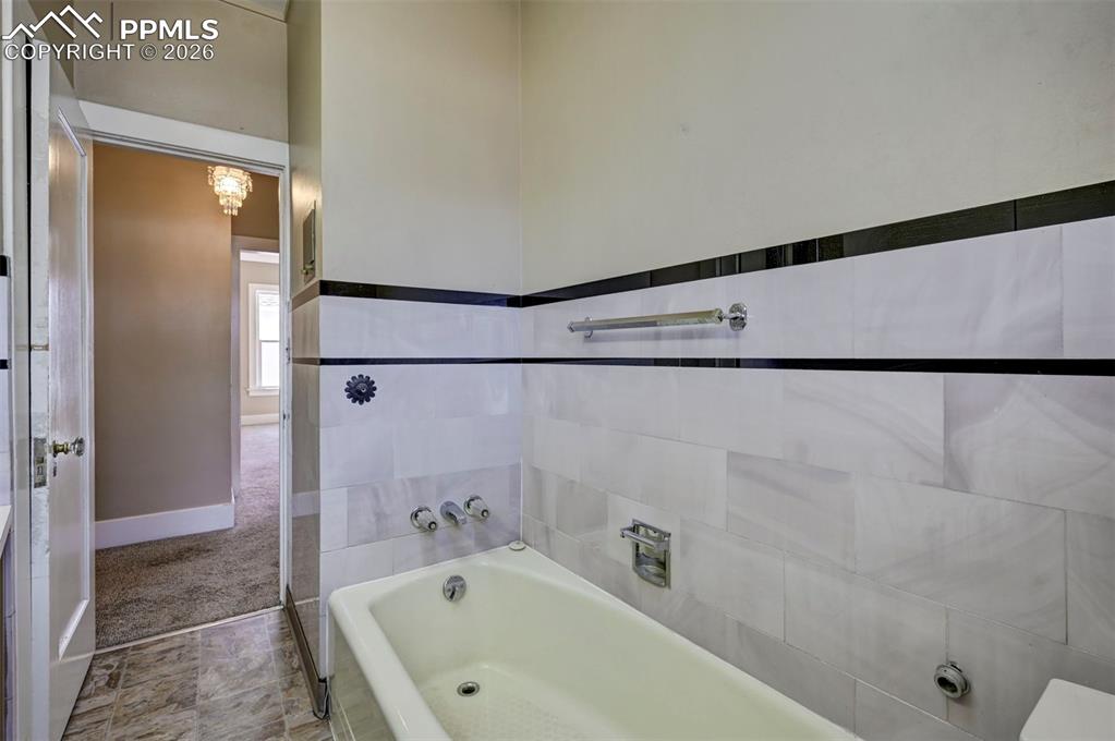 Image 25 of 50: Main bath