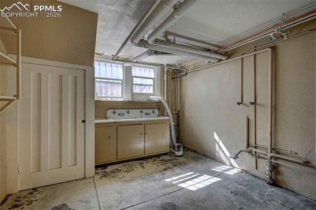 Image 35 of 50: Laundray room