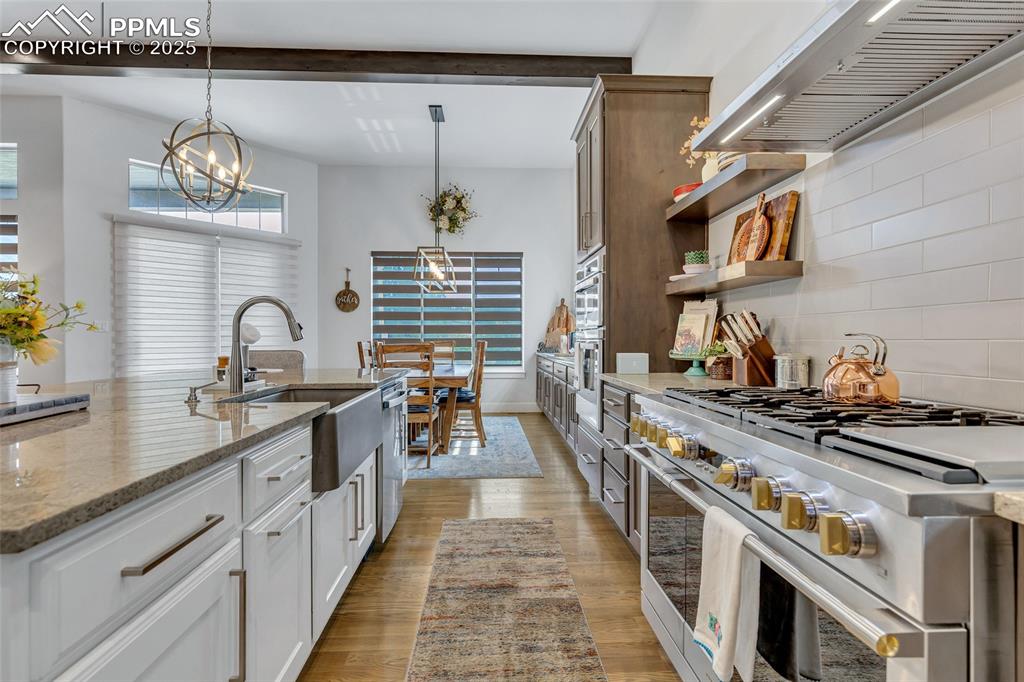 Image 13 of 50: Kitchen