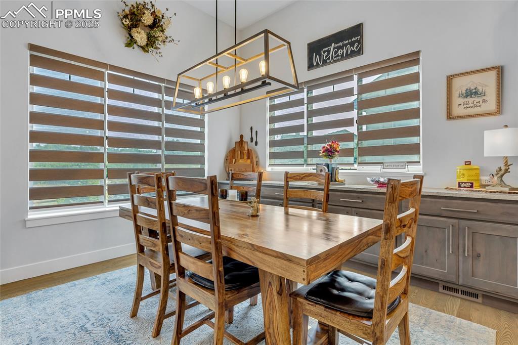 Image 14 of 50: Dining Area