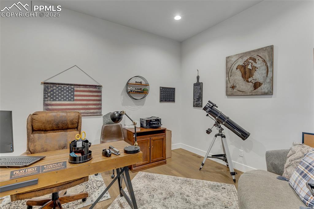 Image 16 of 50: Office