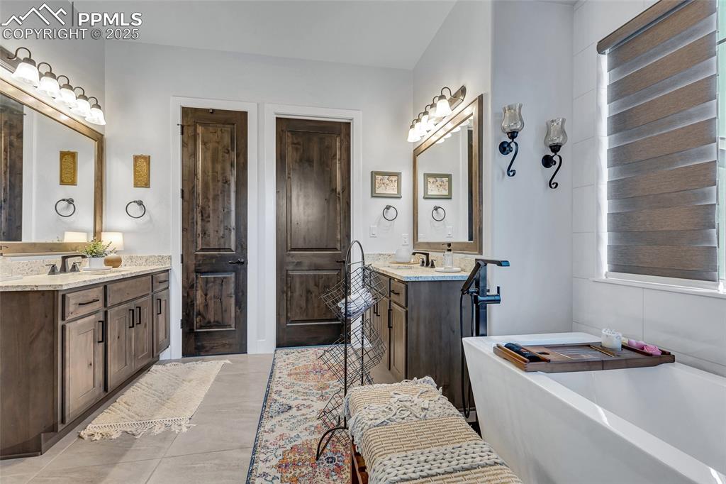 Image 26 of 50: Bathroom