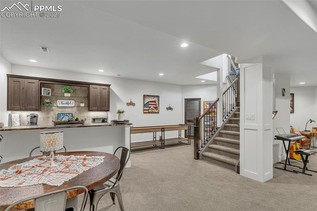 Image 30 of 50: Dining Area