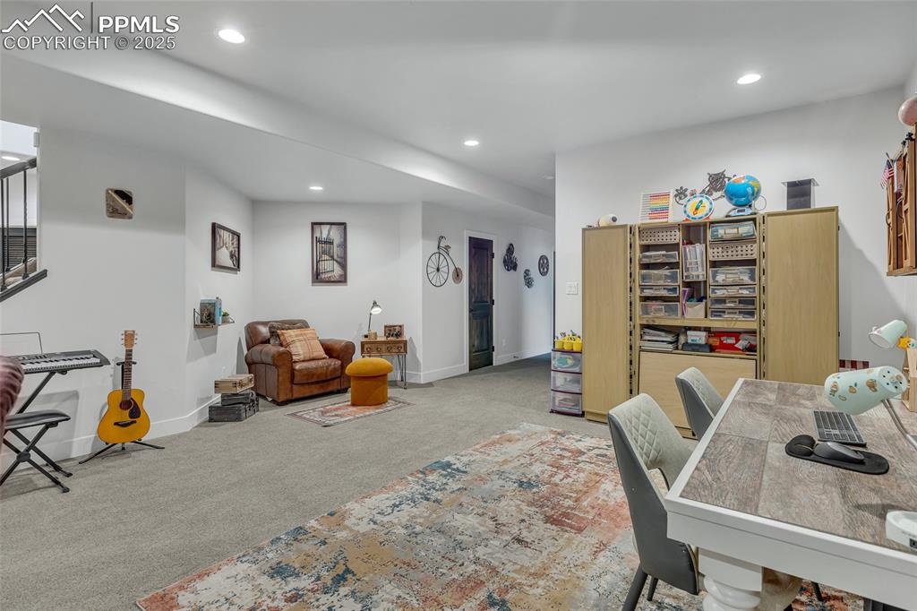 Image 33 of 50: Office