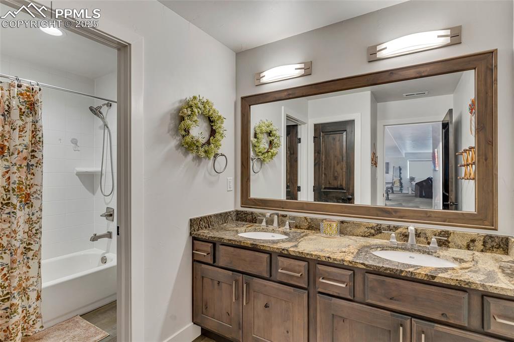 Image 40 of 50: Bathroom