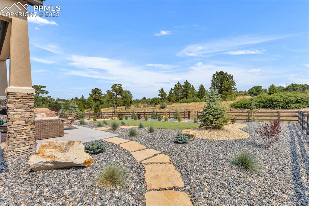 Image 45 of 50: Yard