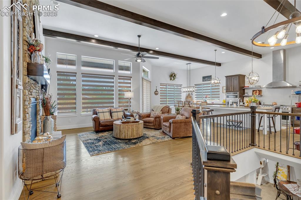 Image 7 of 50: Living Room