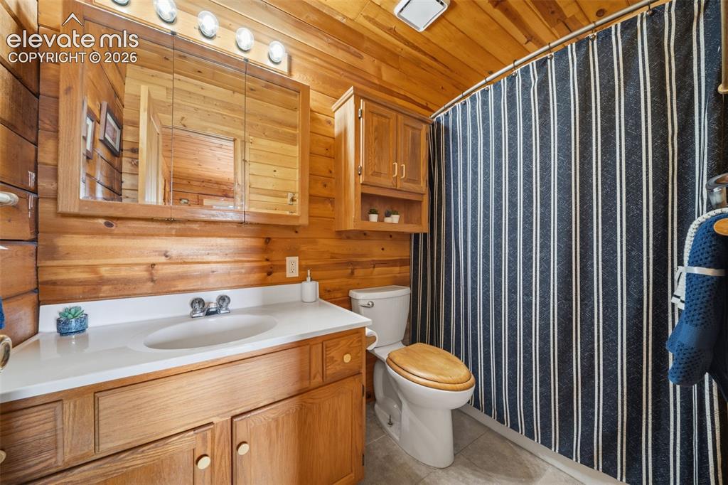 Image 13 of 39: Main level primary bathroom with tub/shower combo