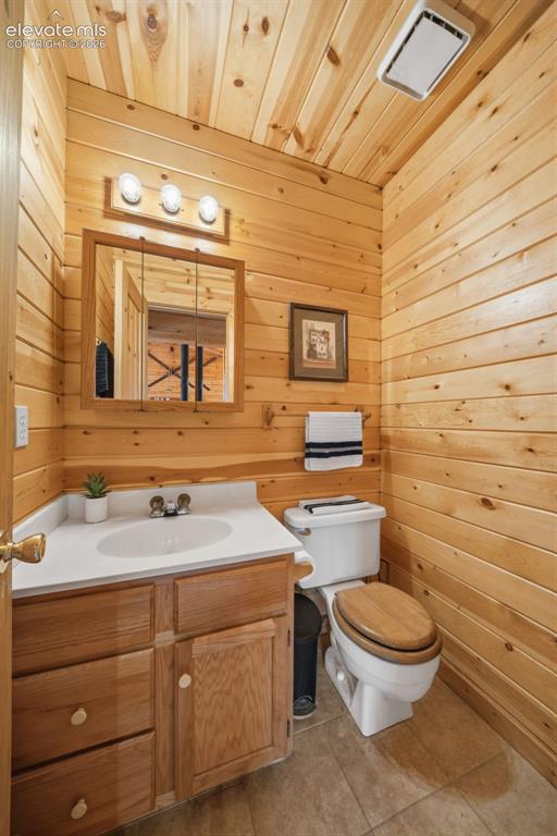 Image 14 of 39: Main level half bath for guest