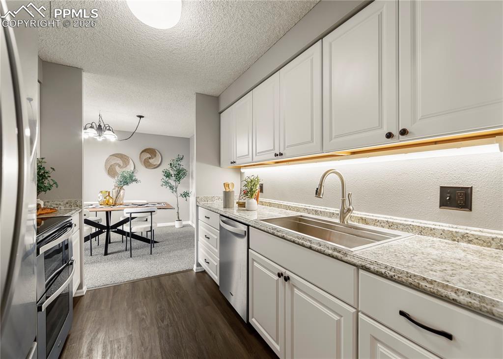 Image 10 of 31: Kitchen