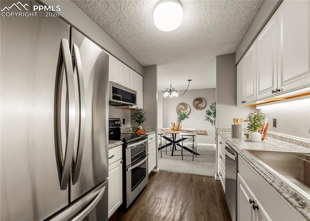 Image 11 of 31: Kitchen