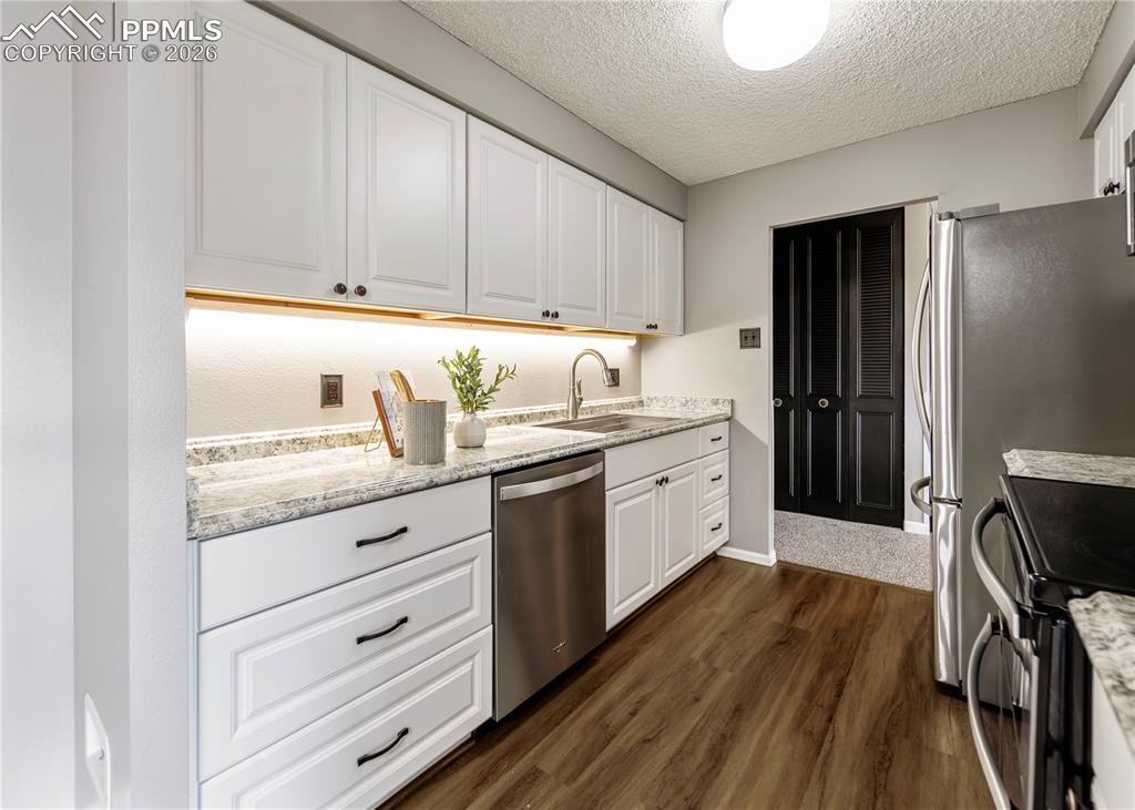 Image 12 of 31: Kitchen